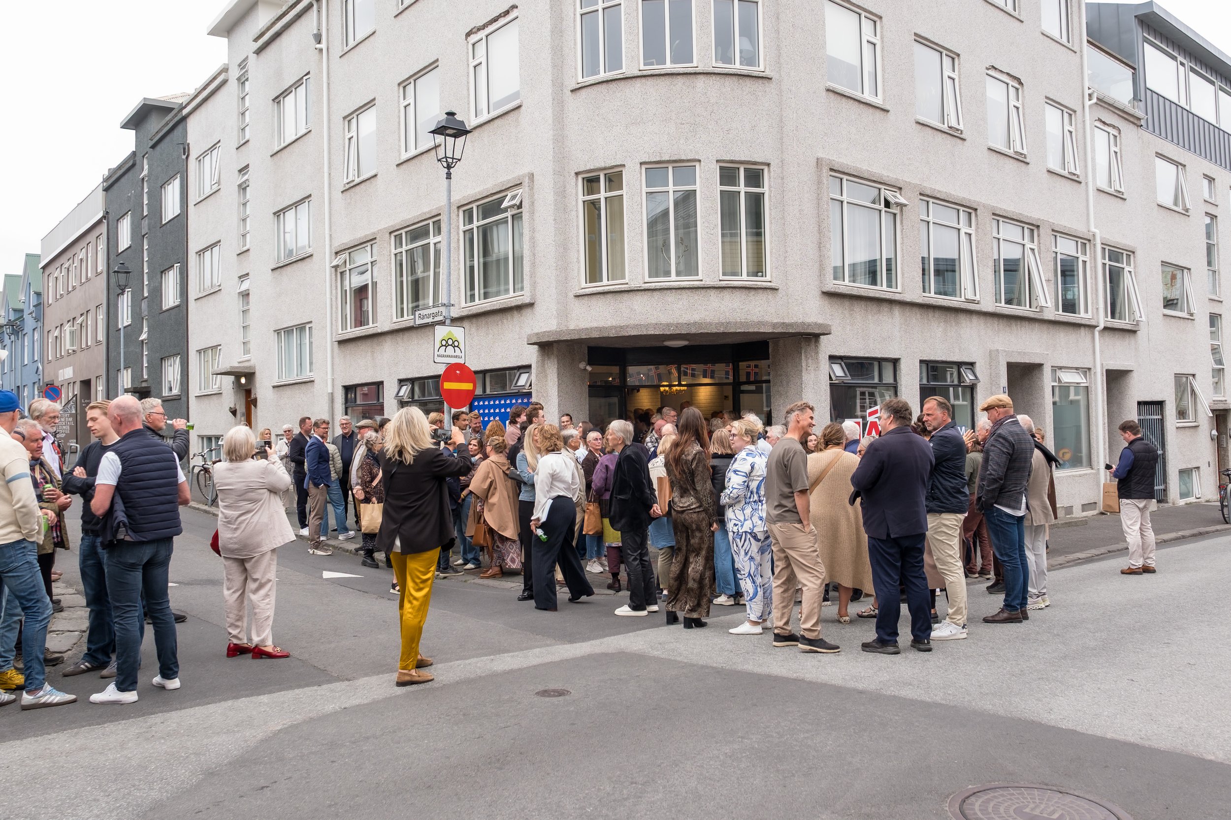 En prévision du référendum, un QG de campagne a été ouvert par l'ONG Evrópuhreyfingin á Íslandi, ou « Mouvement pour l’Europe en Islande », à Reykjavík le 4 août 2026. Une foule de militants s'y est rassemblée. Photo : site officiel de Evrópuhreyfingin.