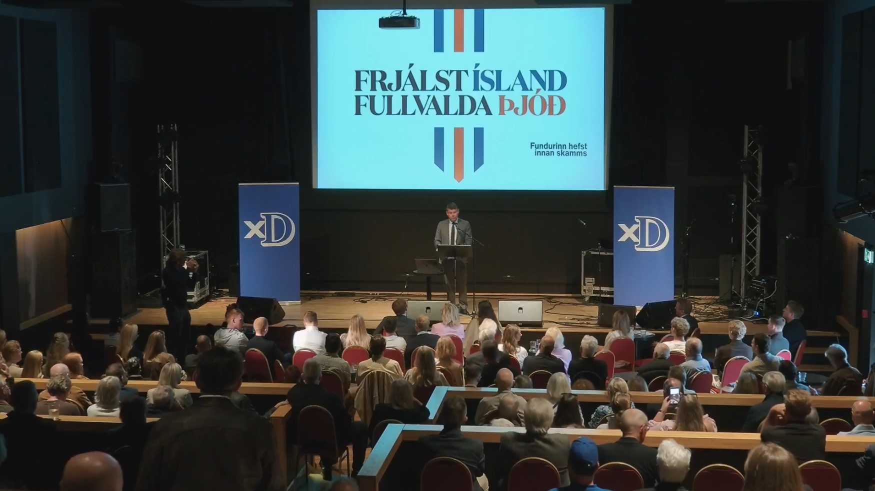 Le 18 août, le Parti de l’indépendance a organisé une rencontre retransmise en direct sur le thème « Une Islande libre, une nation souveraine ». Des élus du parti y sont venus tour à tour présenter leurs arguments contre une intégration européenne accrue.