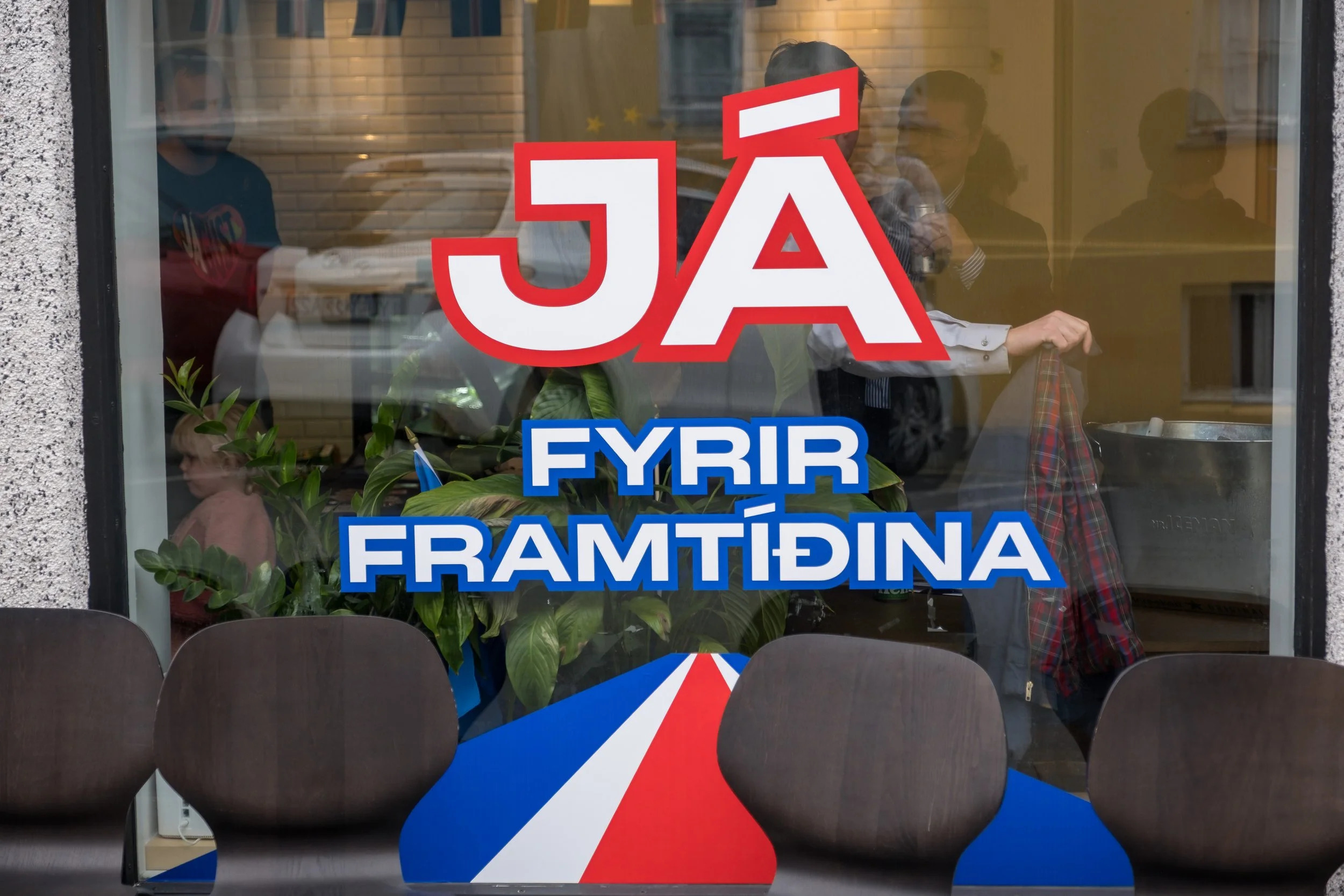 « Oui, pour l’avenir » est le slogan de la campagne menée par Evrópuhreyfingin, mis en évidence sur les fenêtres du QG de l’organisation à Reykjavik. Evrópuhreyfingin est une ONG affiliée au Mouvement européen international. Photo : site officiel de l'Evrópuhreyfingin.