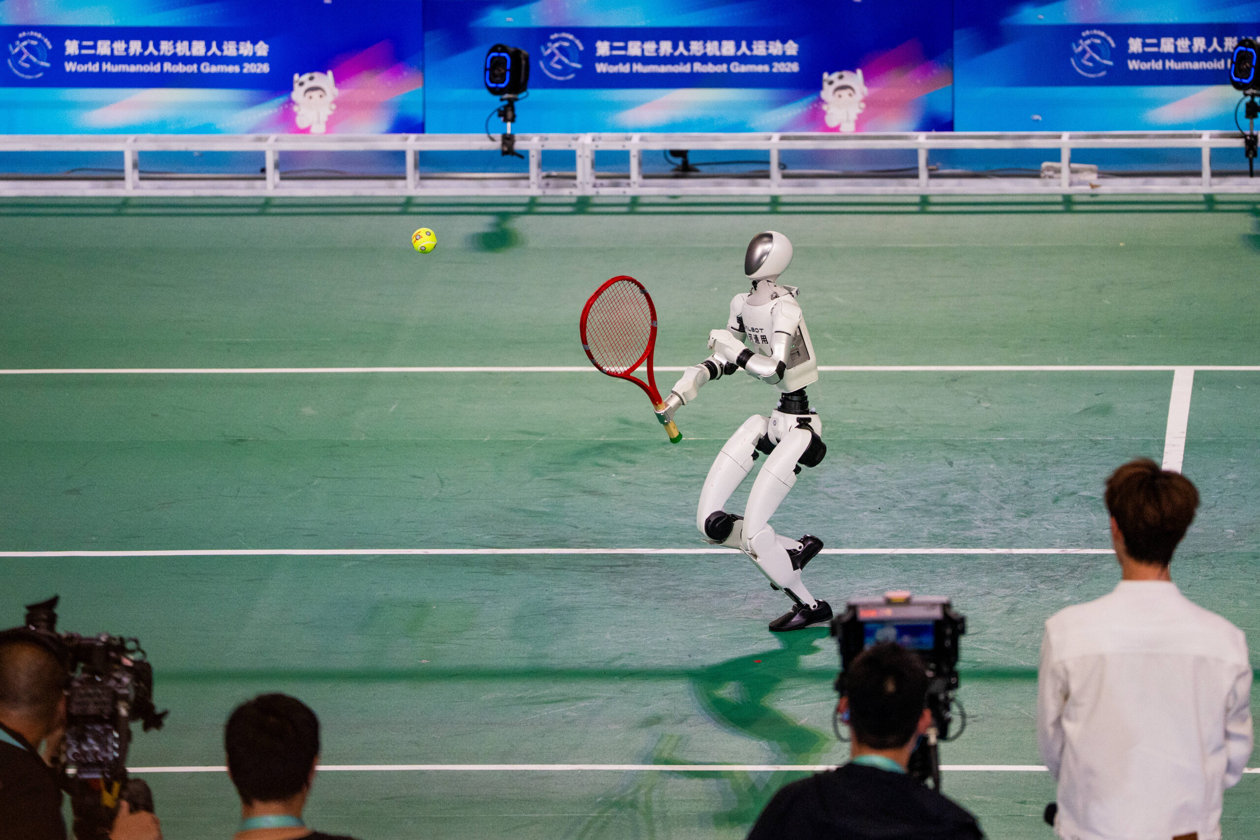Un robot humanoïde joue au tennis lors de la cérémonie d'ouverture.