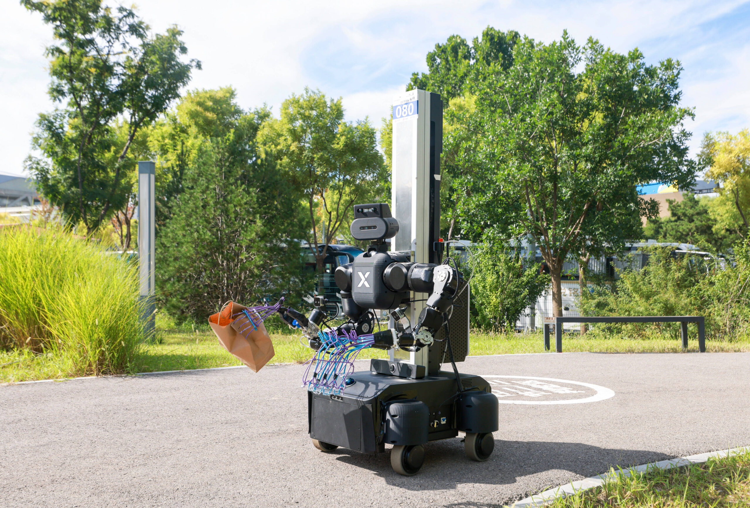 Un robot humanoïde ramasse des déchets lors de l’épreuve «Entretien du jardin».