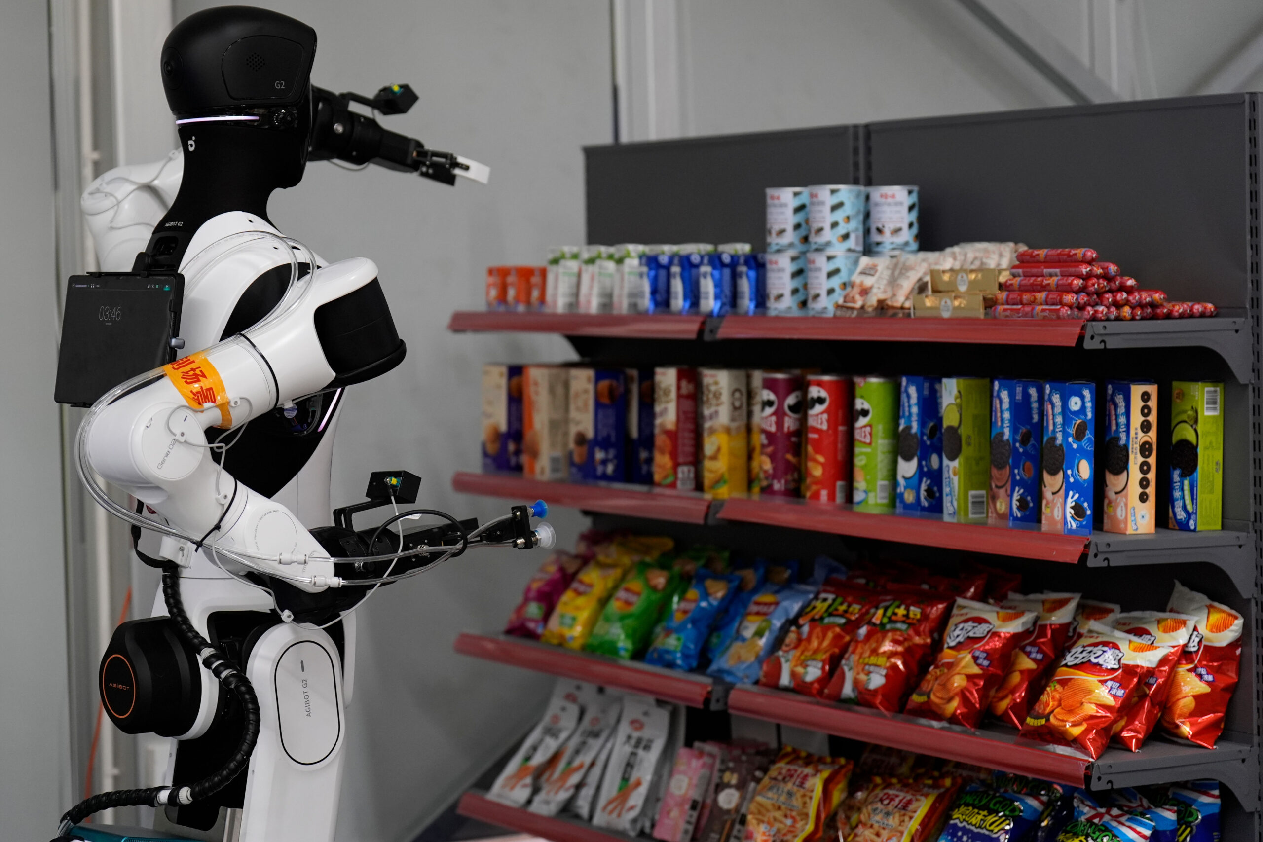Des robots simulent le travail de rangement dans un supermarché.