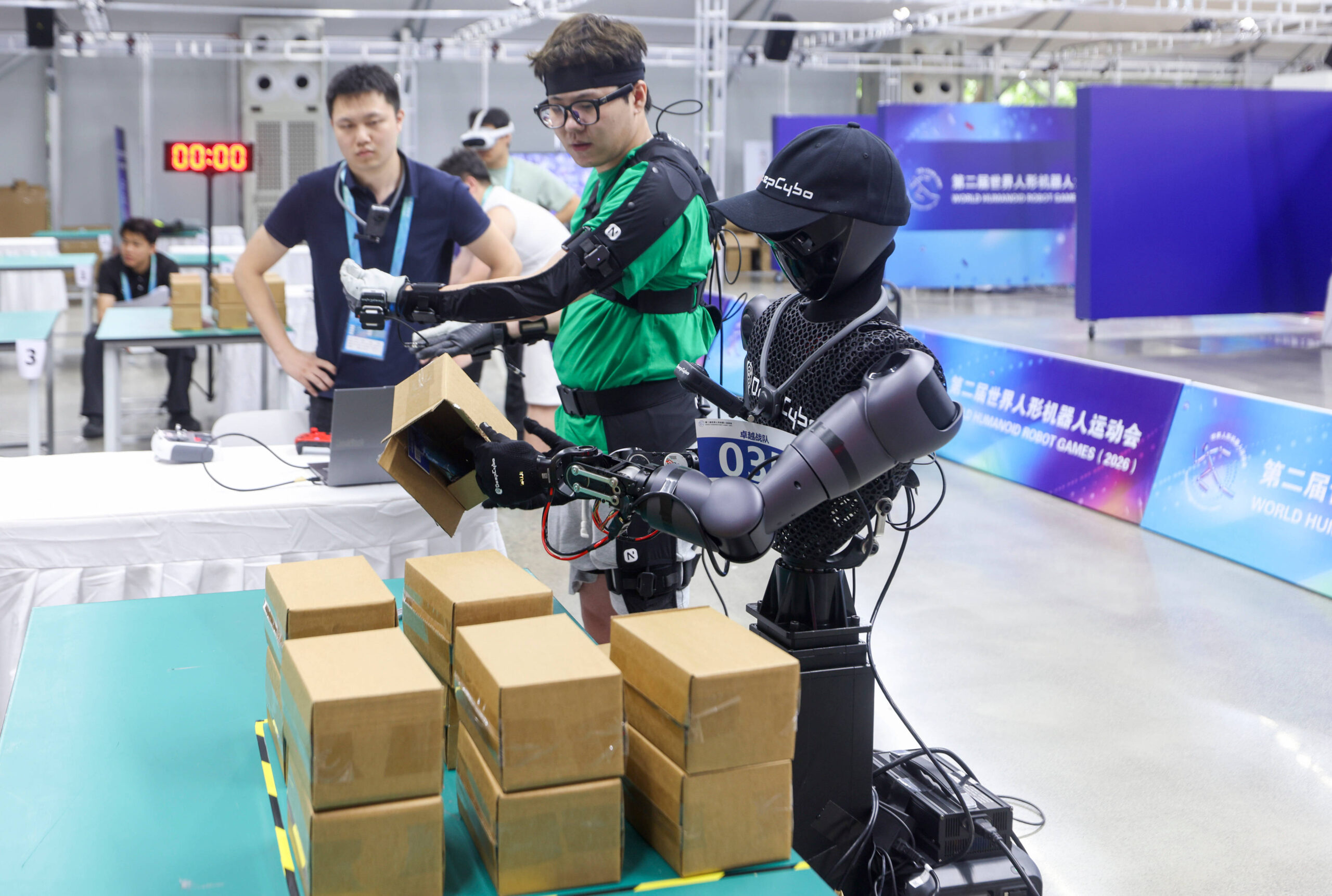 Un robot humanoïde lors de l'épreuve « Boîte : emballer et déballer »
