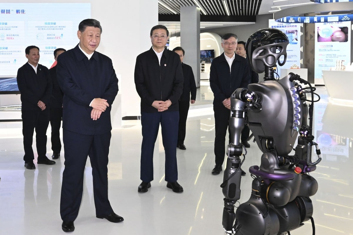 Xi Jinping visite une exposition consacrée aux innovations scientifiques et technologiques à Shanghai, le 28 novembre. Photo : Xinhua