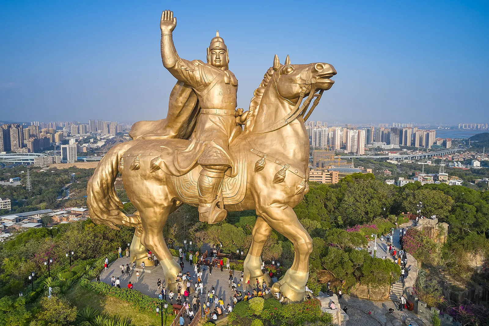 On the heights of Nan'an, in the Quanzhou region of Fujian, the equestrian statue of Zheng Chenggong, also known as Koxinga (1624-1662), rises 38 meters above the city in gilded bronze. Son of a pirate-merchant, he was successively a trader, smuggler, admiral and steadfast Ming resistance against Manchu conquest. He embodies the “soft sovereignty” of maritime Asia, those hybrid figures that blurred the borders between legitimate commerce, piracy, and political enterprise.