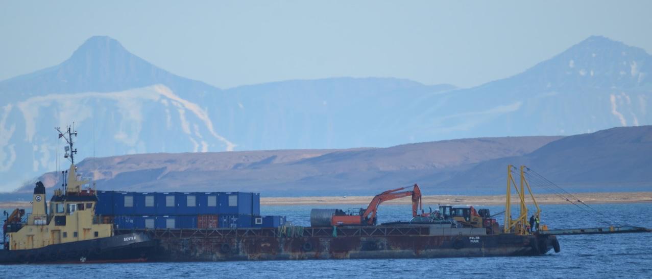 Le remorqueur Bestla et sa barge, chargée de conteneurs et d'engins de chantier, font route vers Nerlerit Inaat, point d'accès de la région de Jameson Land, sur la côte est du Groenland. Photo transmise à Danwatch (source privée).