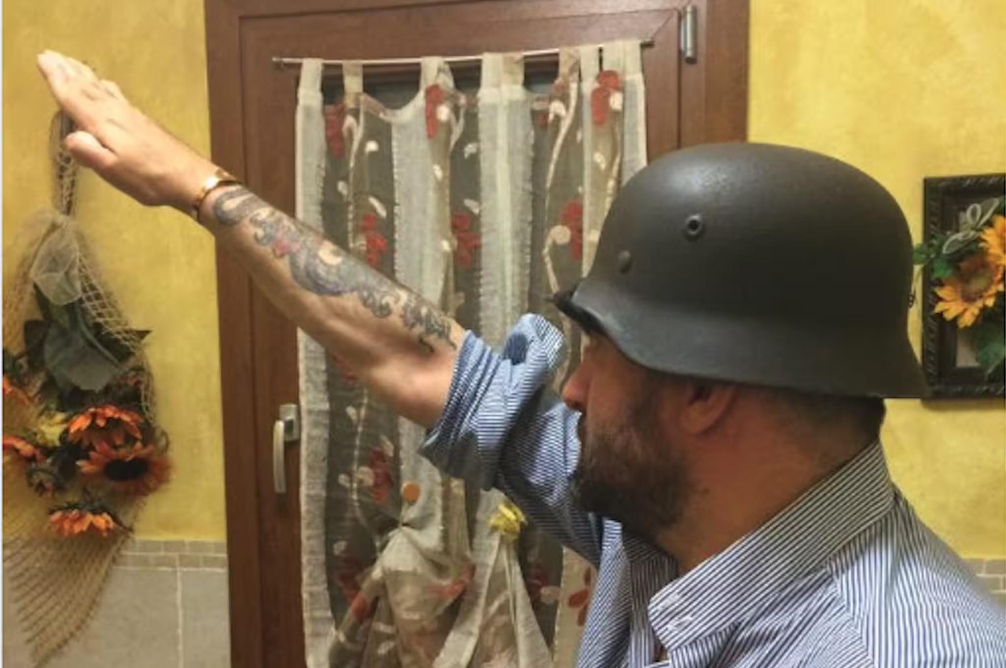 Luca Paolorossi, mayor of Filottrano and close to Vannacci, has recently seen resurfacing 2015 publications showing him giving a Roman salute.