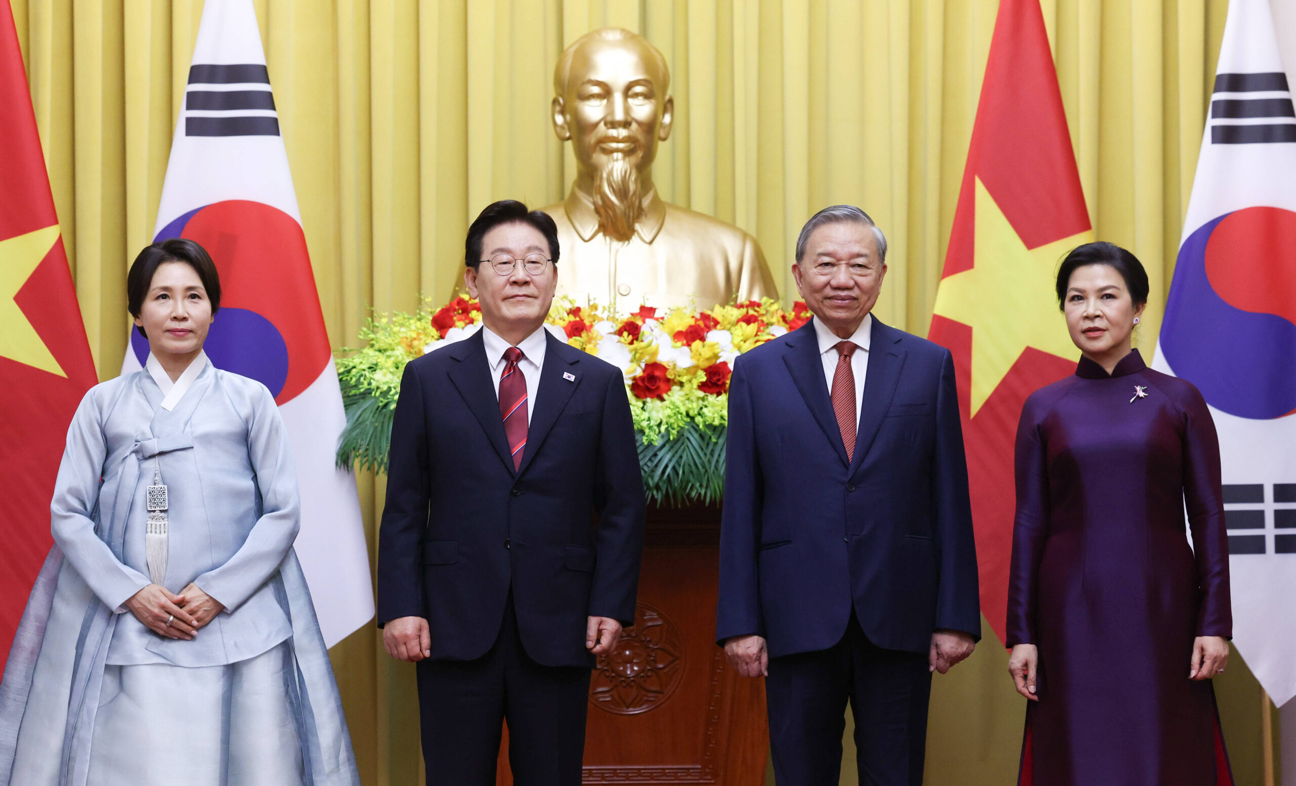 Le président sud-coréen Lee Jae Myung et son épouse Kim Hea Kyung avec Tô Lâm et Ngô Phương Ly à Hanoï, le 22 avril 2026.