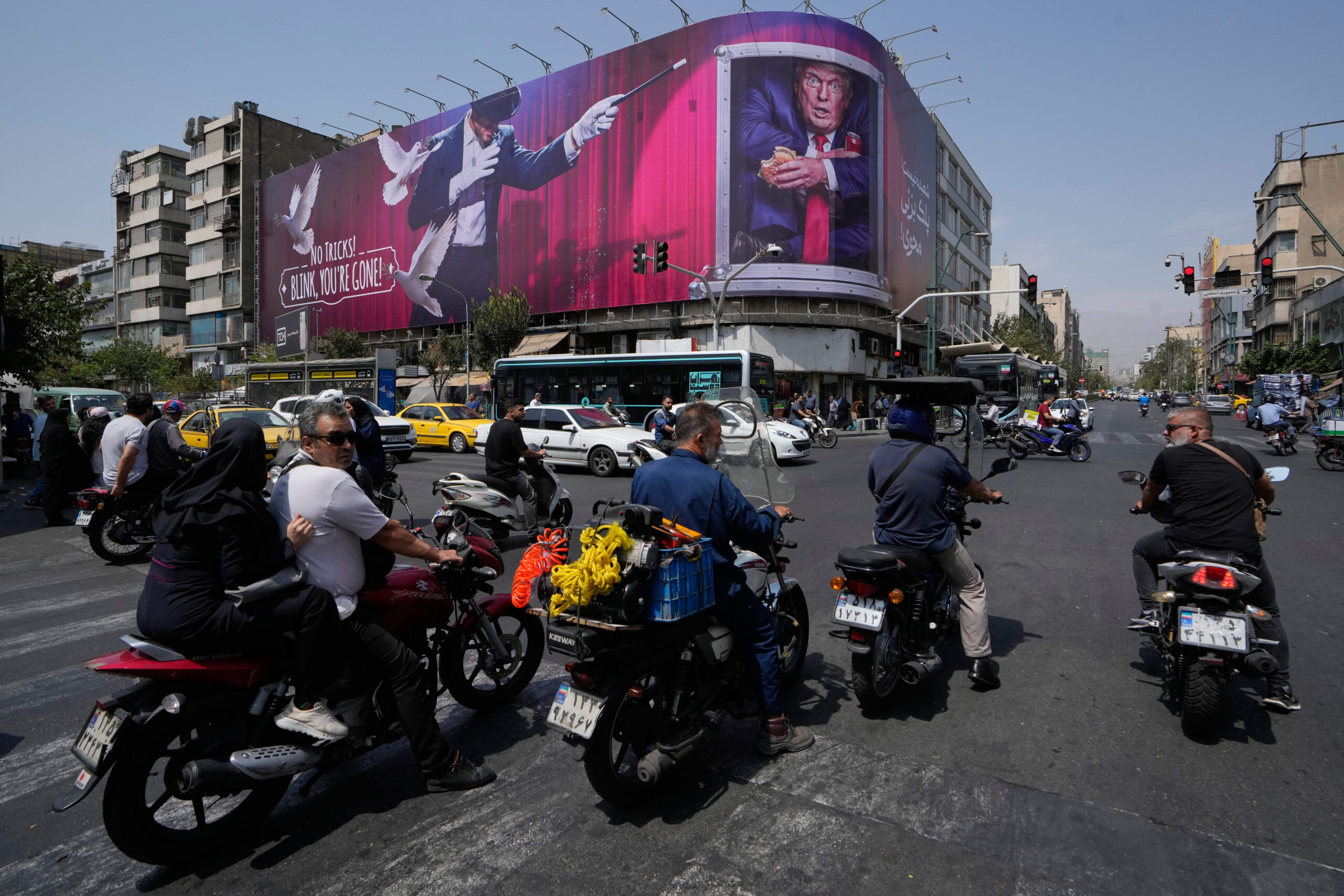 le président américain Donald Trump à l'intérieur d'un conteneur de restauration, aux côtés d'un magicien, dans le centre-ville de Téhéran, le 31 août 2026.  © Vahid Salemi.