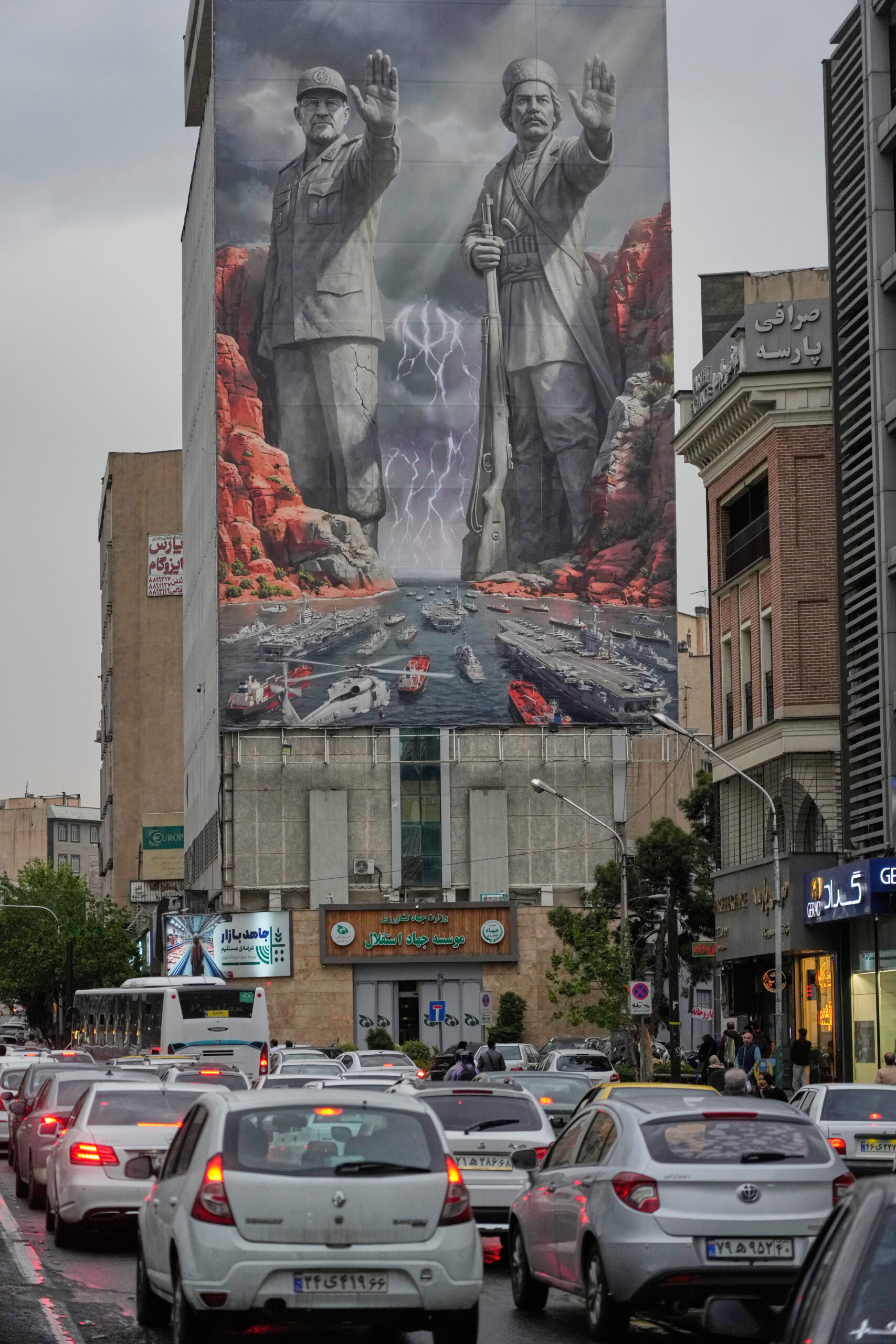 Les deux statues bloquent l'entrée du détroit d'Ormuz à l'armée américaine. L'affiche est située sur la façade d'un immeuble du centre-ville de Téhéran, le lundi 20 avril 2026. © Vahid Salemi.
