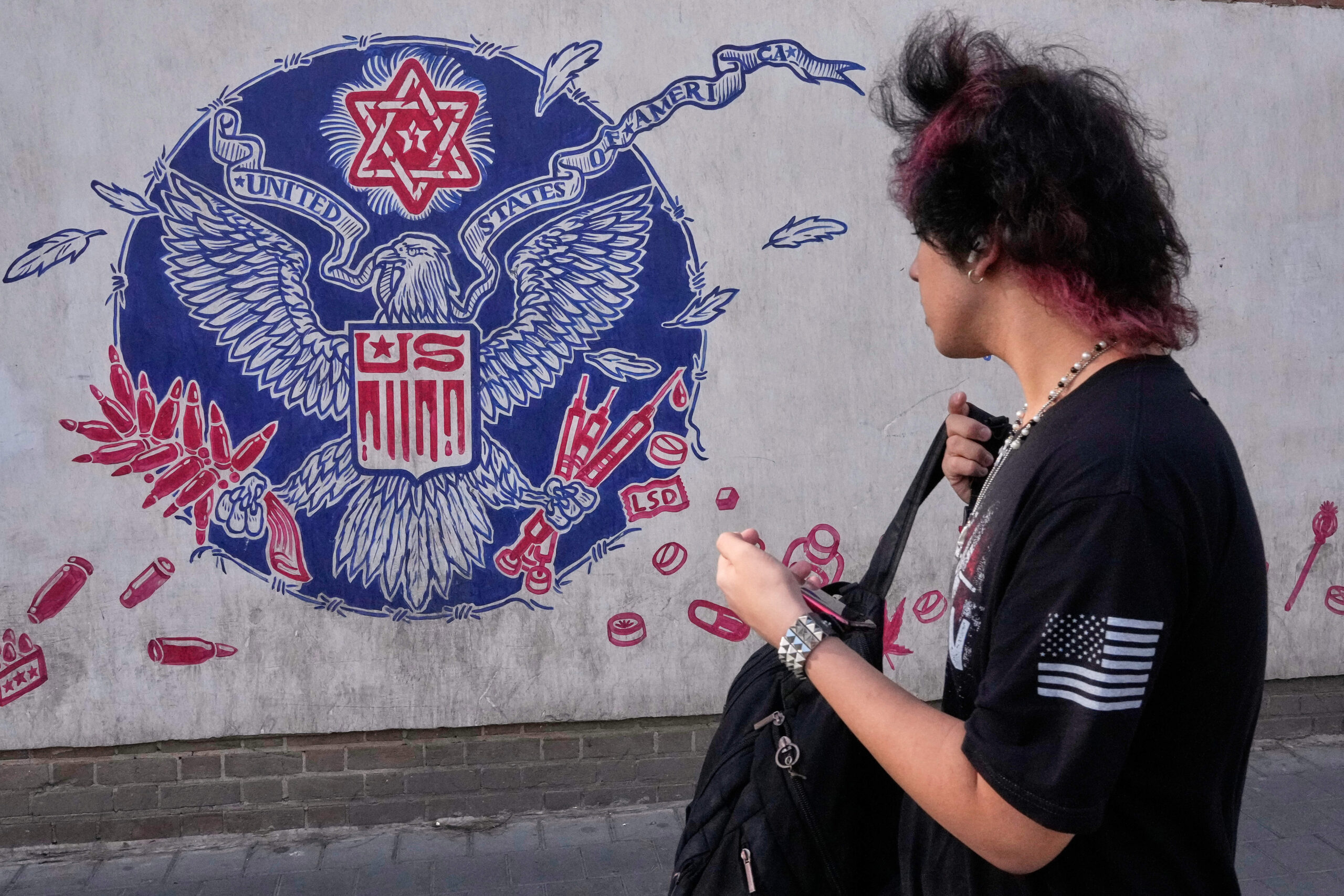 Illustrations sur les murs de l'ancienne ambassade américaine de Téhéran, 12 juin 2026.