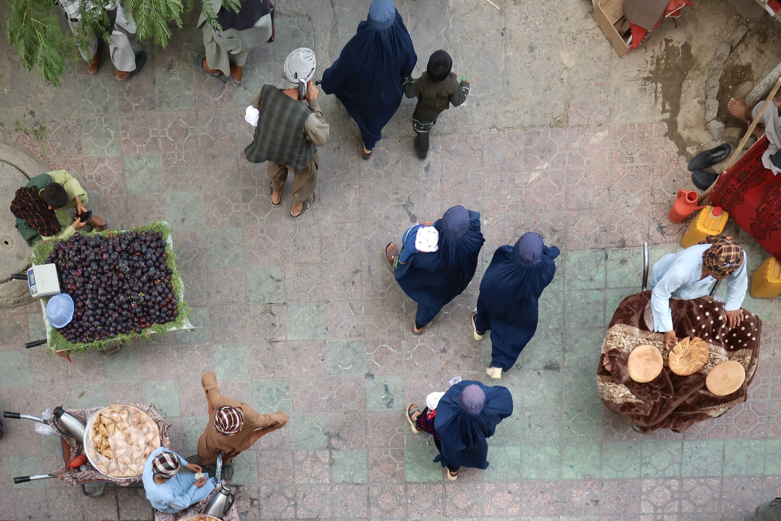 Le marché est l'un des rares espaces publics encore ouverts aux femmes, à condition d'y être accompagnées d'un parent masculin. Les photographier et les filmer est illégal. © Nicolò Sancassiani.