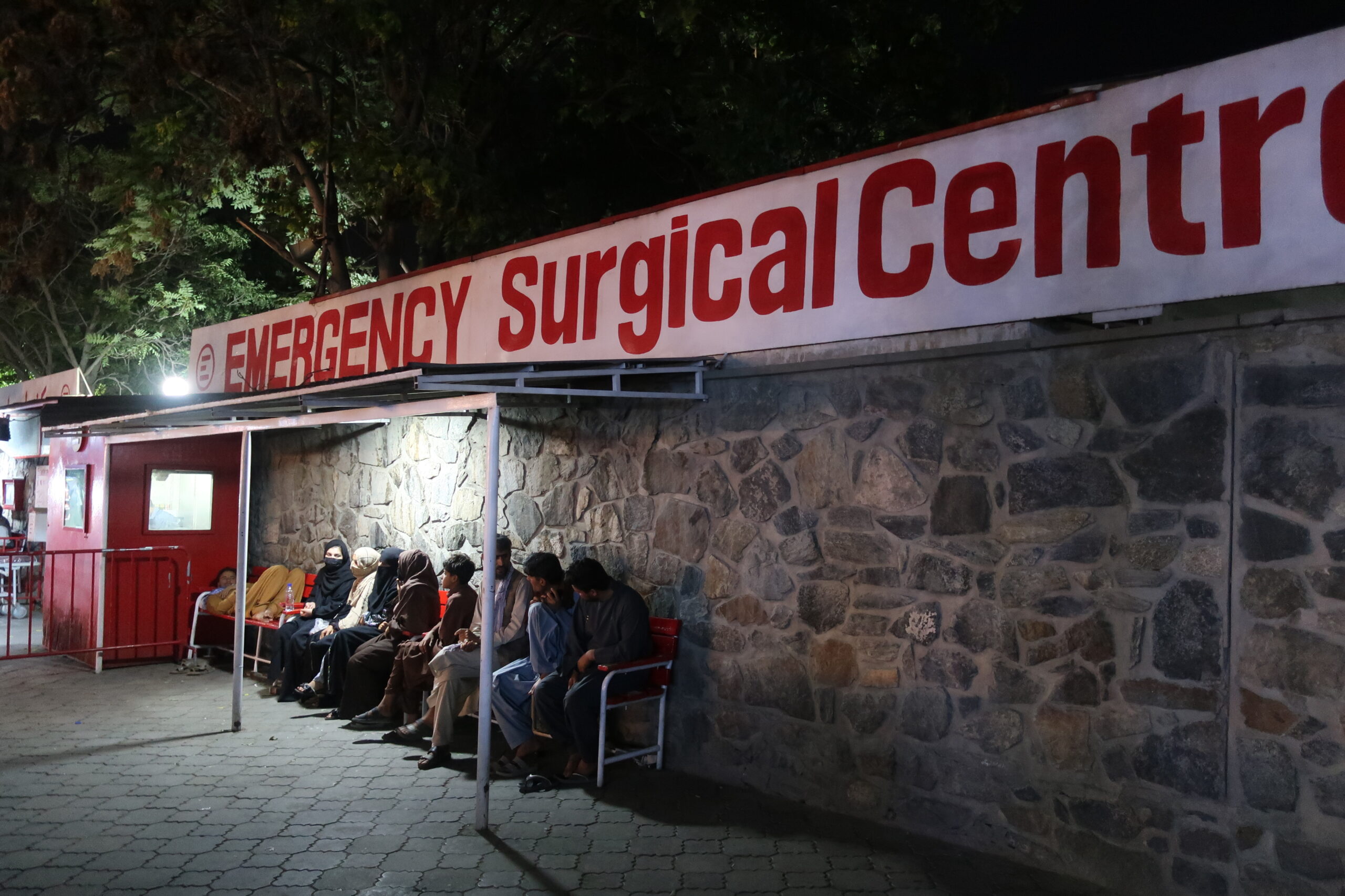 La nuit tombée, des patients attendent devant le centre chirurgical d'Emergency. Les centres orthopédiques de Kaboul fonctionnent depuis des décennies au-delà de leurs capacités. © Nicolò Sancassiani.