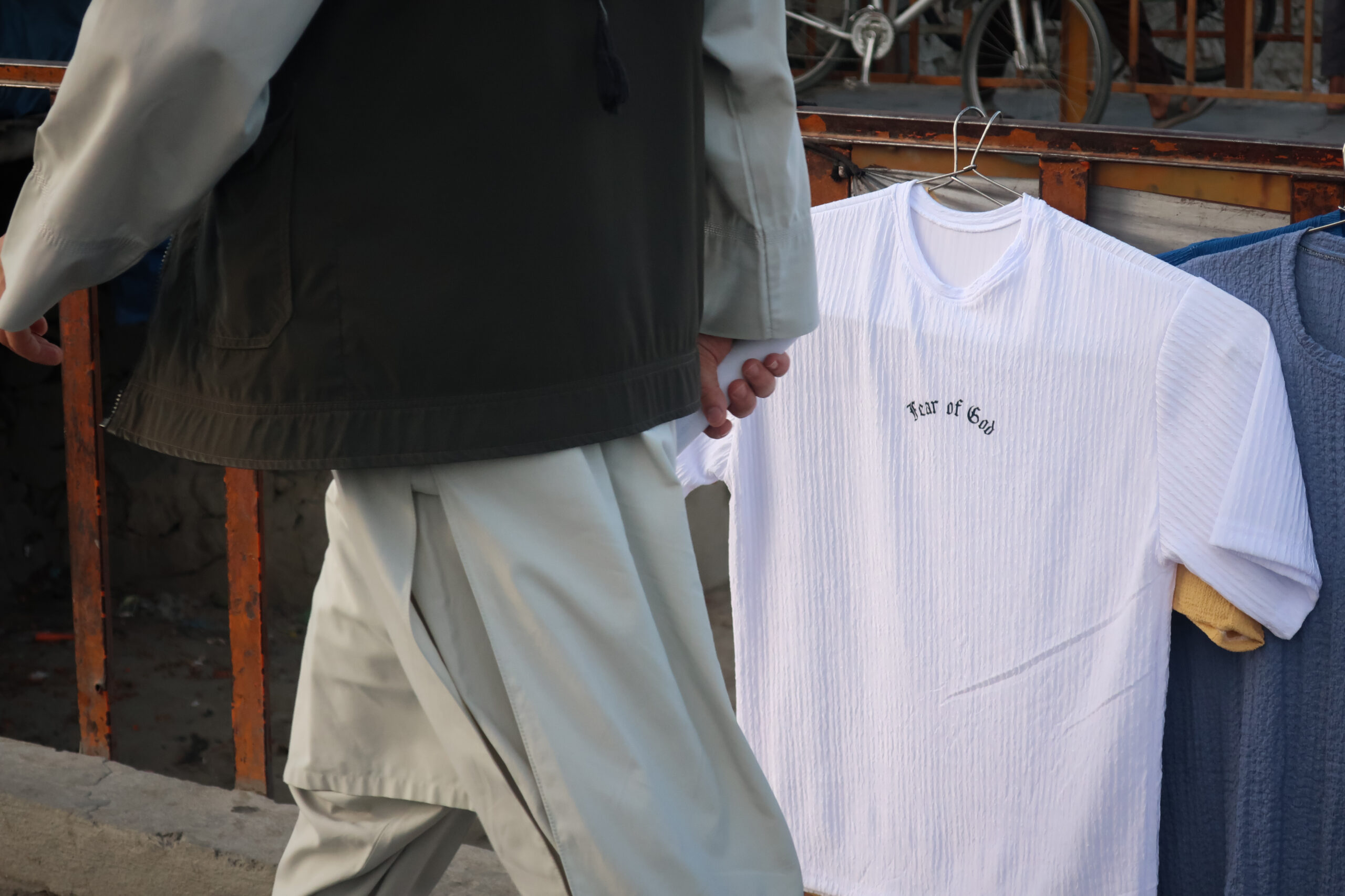 Une certaine image de la mondialisation : contrefaçon chinoise d’une marque de streetwear de Los Angeles («Fear of God»), sur un étal de Kaboul. © Nicolò Sancassiani.