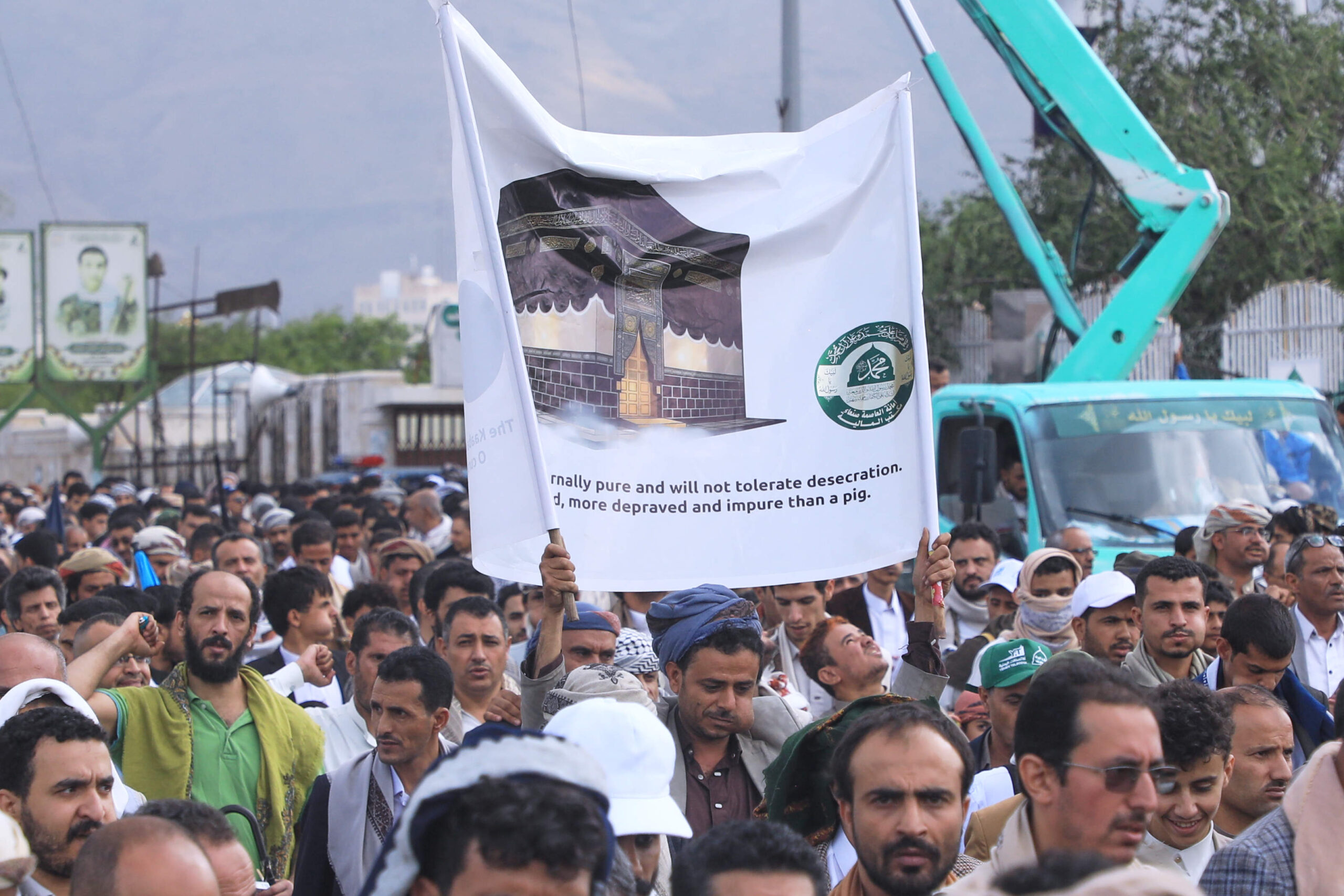 Des partisans des rebelles houthis du Yémen brandissent une banderole lors d'un rassemblement organisé en soutien au groupe le 18 septembre 2026. 