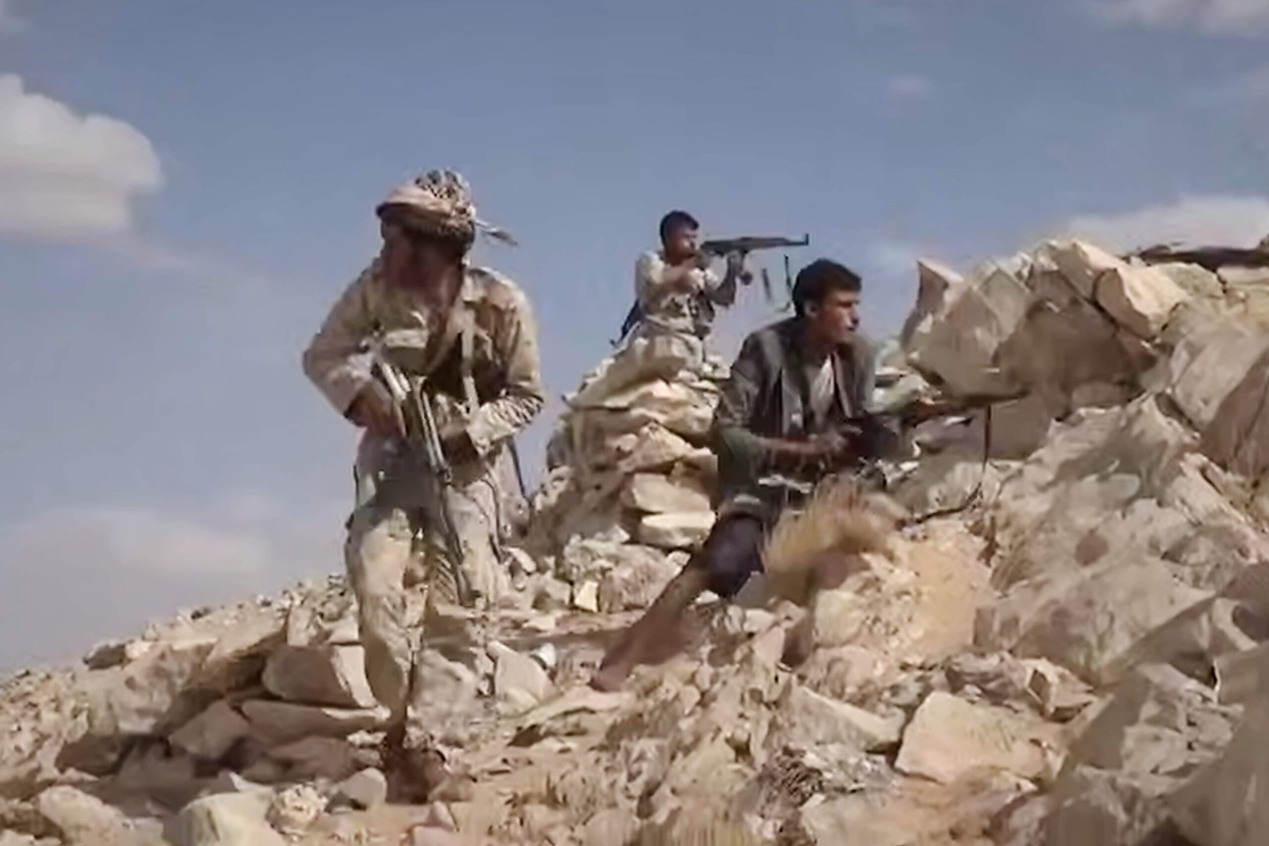La vidéo présente ces soldats comme des combattants houthis affrontant les forces soutenues par l'Arabie saoudite dans l'est de la province de Jawf.