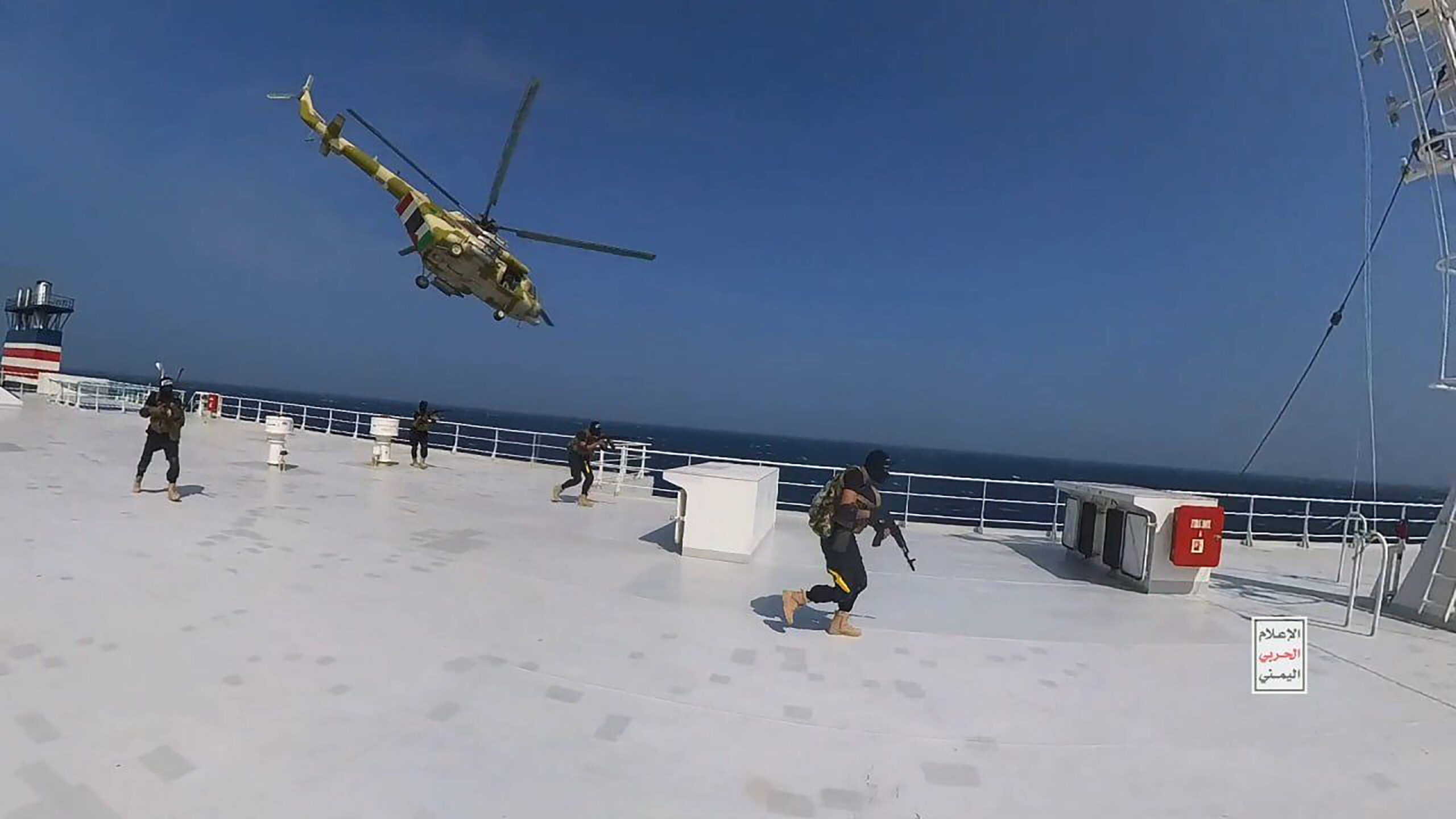 Une vidéo de propagande montre des combattants houthis prenant d’assaut le cargo israélien Galaxy Leader, le 19 novembre 2023.