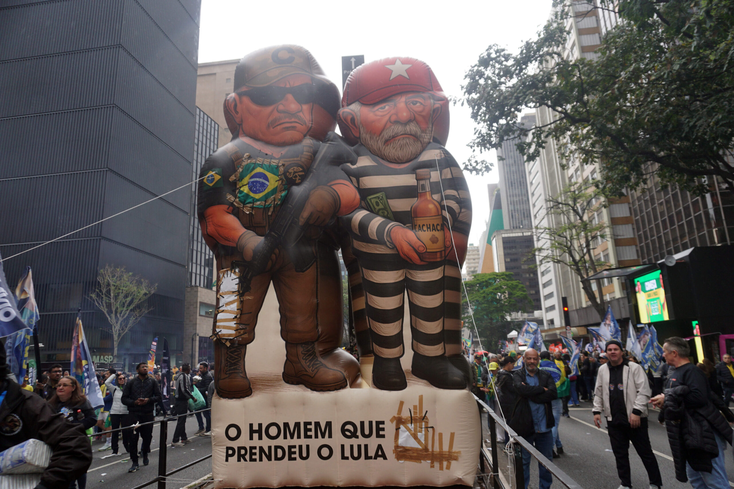 « L’homme qui a emprisonné Lula » : les partisans de Flávio Bolsonaro appellent à la destitution du président Luiz Inácio Lula da Silva et du juge de la Cour suprême Alexandre de Moraes.
