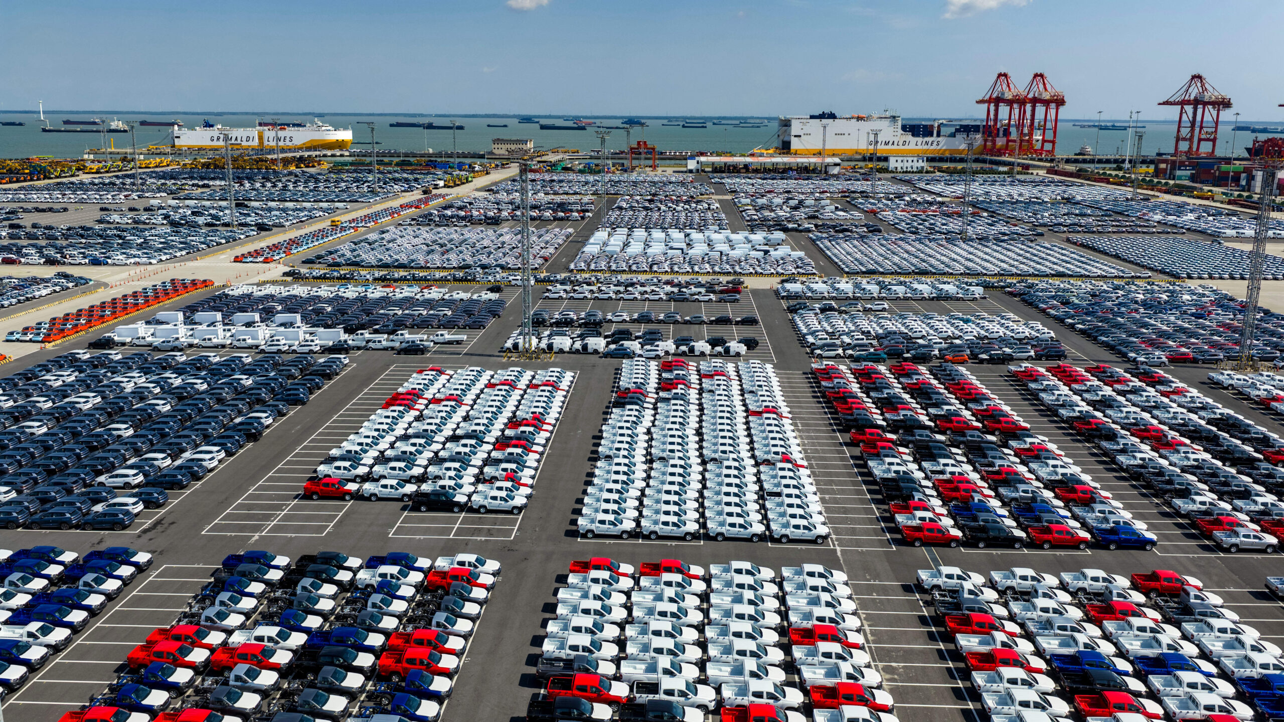 Un navire spécialisé dans le transport automobile est en cours de chargement avec des voitures destinées à l’exportation, au port de Suzhou, dans la province du Jiangsu, en Chine, le 5 octobre 2026. © CFOTO/Sipa