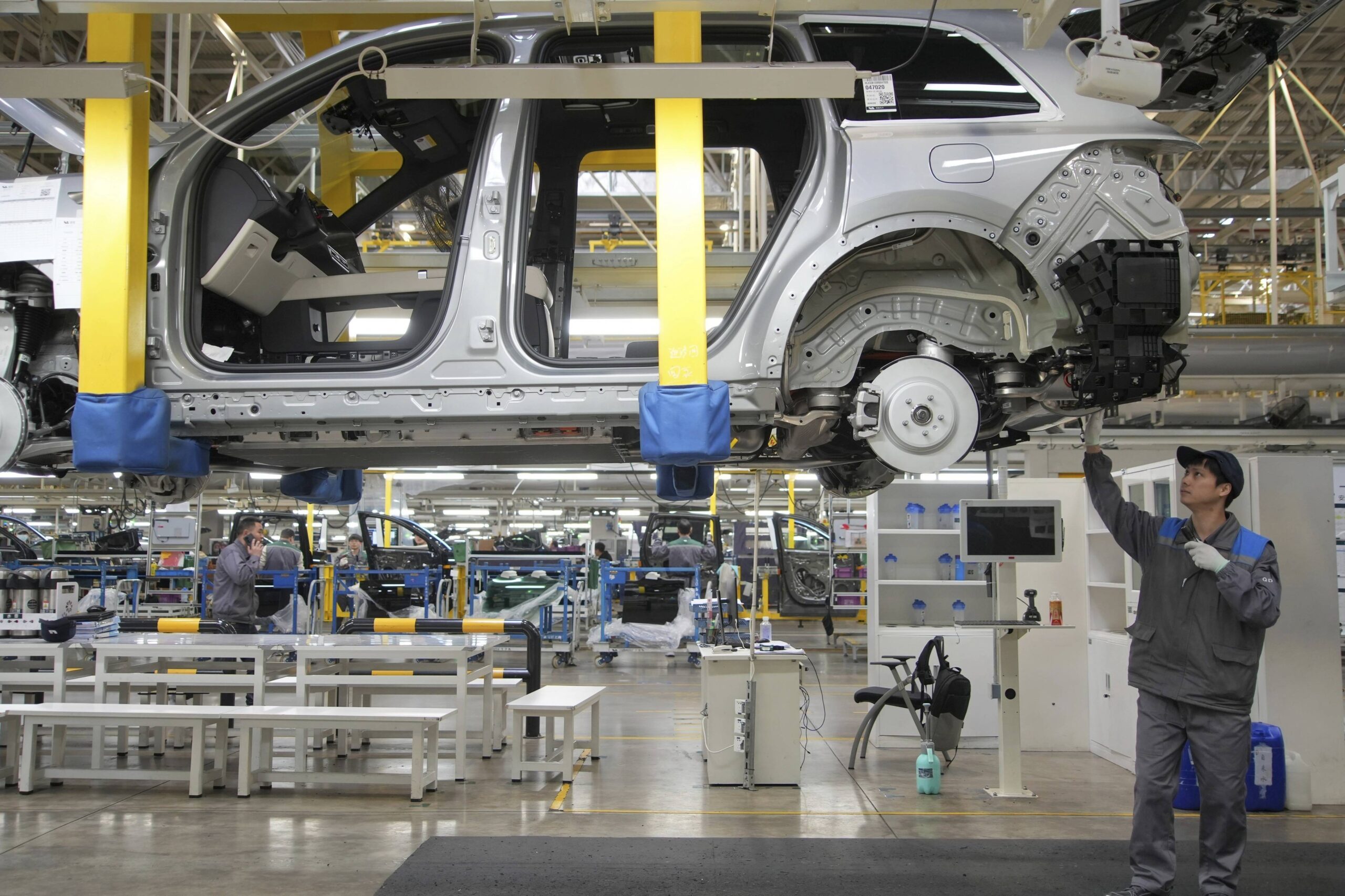 Un ouvrier assemble un SUV dans une usine automobile de Li Auto, à Changzhou, dans la province du Jiangsu, le mercredi 27 mars 2024. © Chinatopix