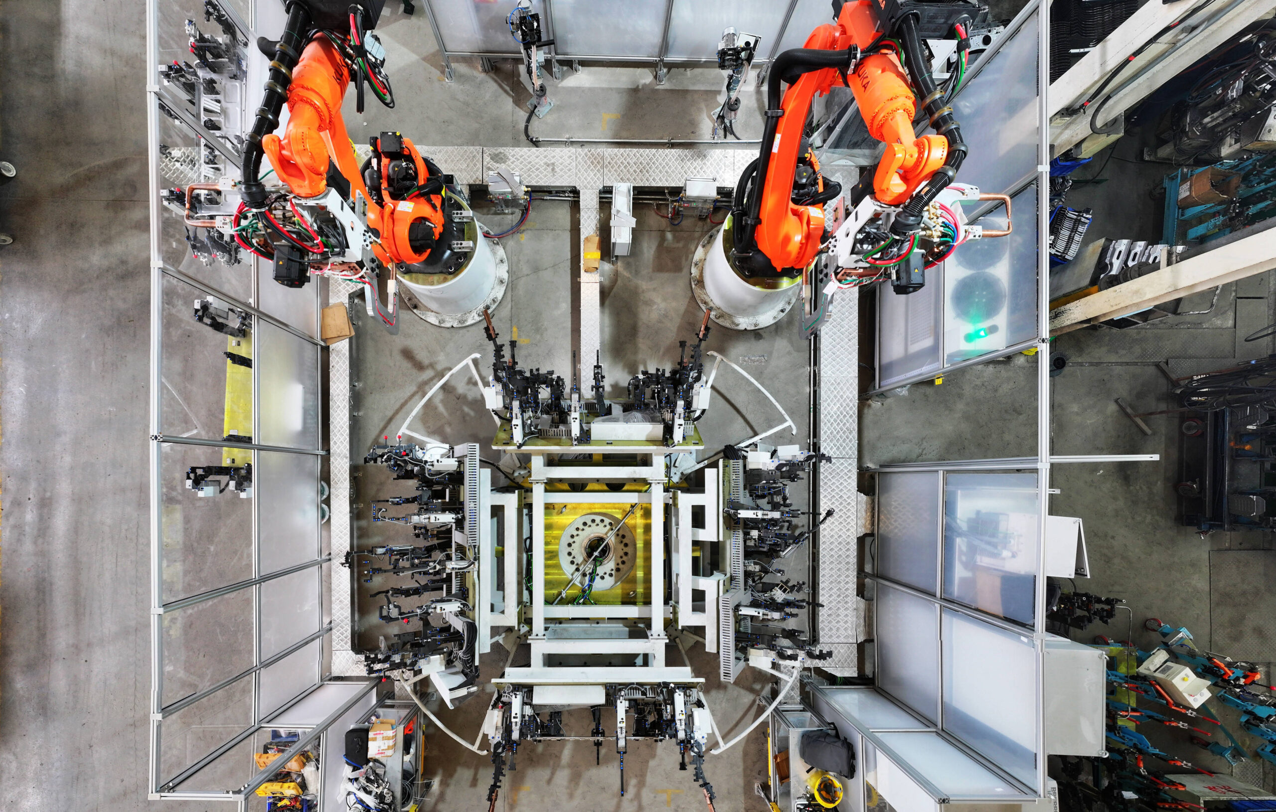Des robots travaillent sur la chaîne de production de pièces automobiles dans une usine, le 23 décembre 2024, à Yangzhou, dans la province du Jiangsu, en Chine. © IMAGO/Sipa