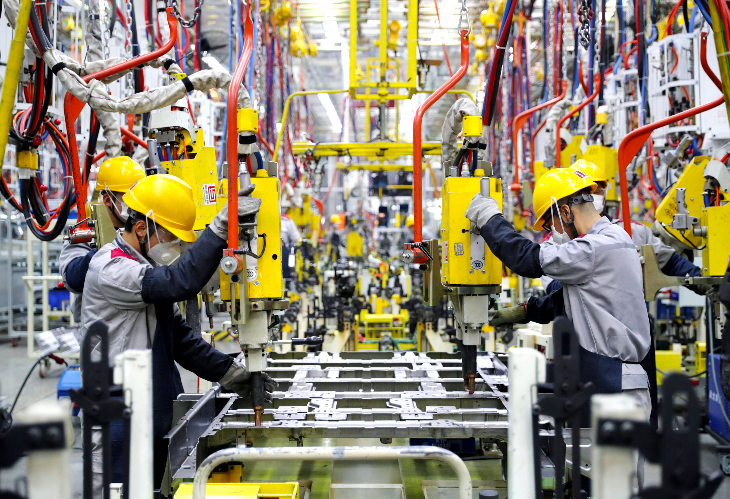 Des ouvriers effectuent des travaux de soudure dans l'atelier de production du siège social de Beijing Automobile Factory à Qingdao, dans la province du Shandong, en Chine, le 13 novembre 2023. © CFOTO/Sipa