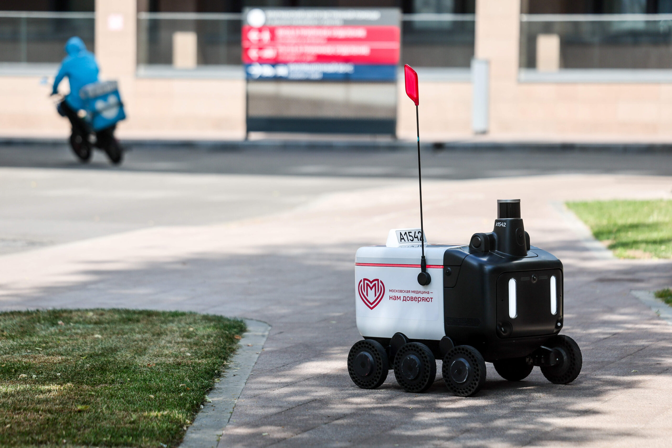 A Yandex medical delivery robot roams Moscow streets, July 2, 2026. © Sofya Sandurskaya/TASS/Sipa