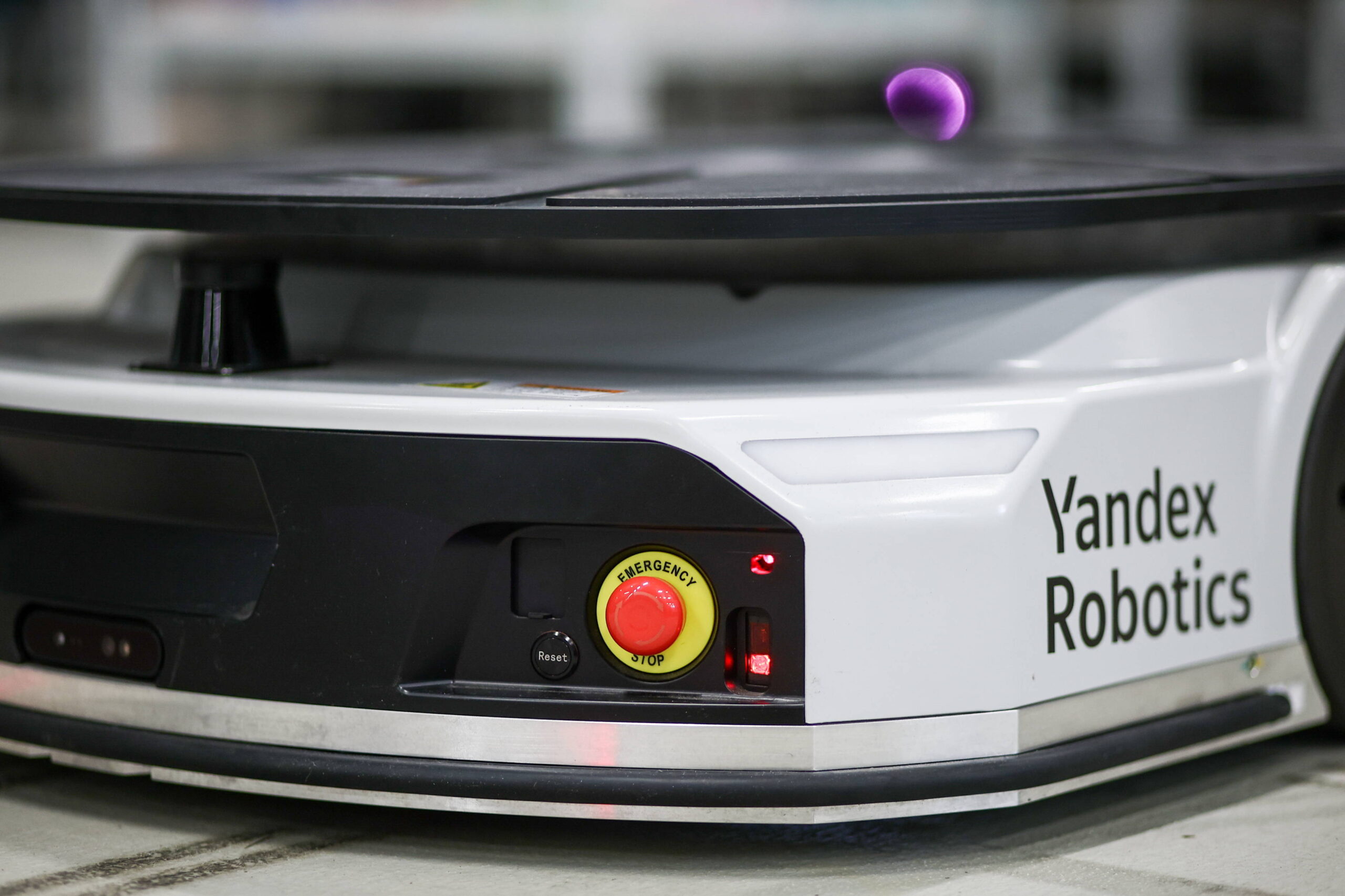 Yandex Robotics delivery robots help staff prepare online orders.  © Mikhail Tereshchenko/TASS/Sipa