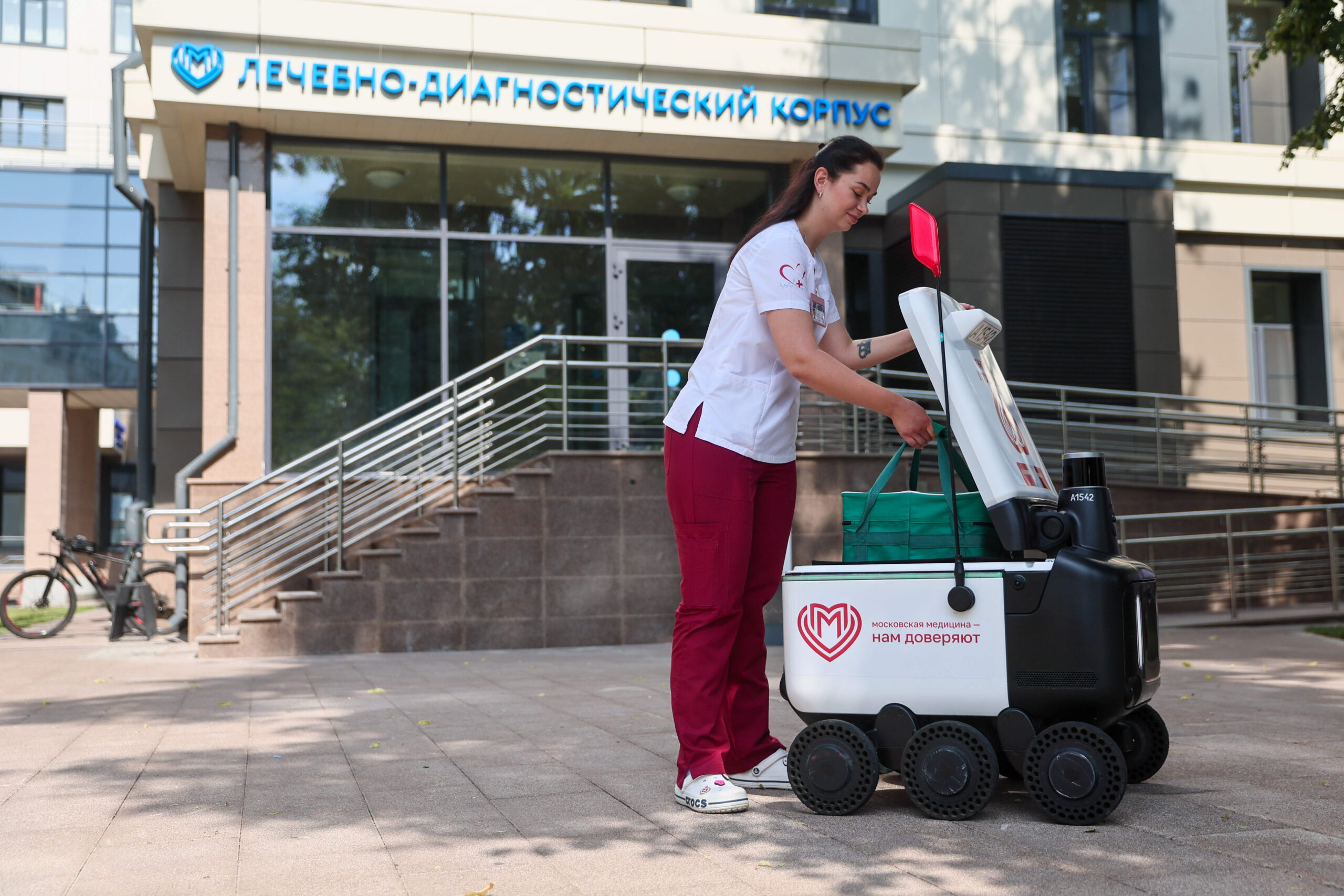 Since March 2026, six delivery robots have been used at City Clinical Hospital No. 1 Pirogov and City Clinical Hospital No. 15 Filatov as part of a pilot project. © Sofya Sandurskaya/TASS/Sipa