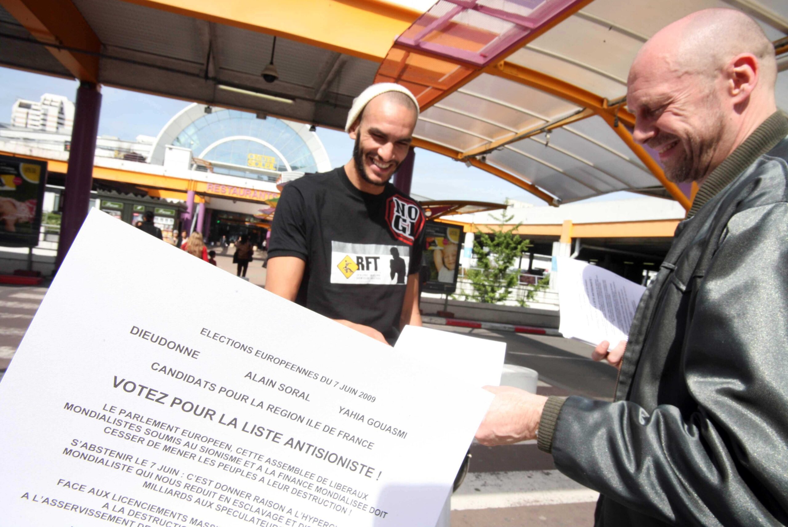 Alain Soral, numéro deux de la liste électorale « anti-sionniste » de Dieudonné M'Bala M'Bala pour les élections européennes du 7 juin 2009, distribue des tracts à Créteil, en Île-de-France, le 25 avril.