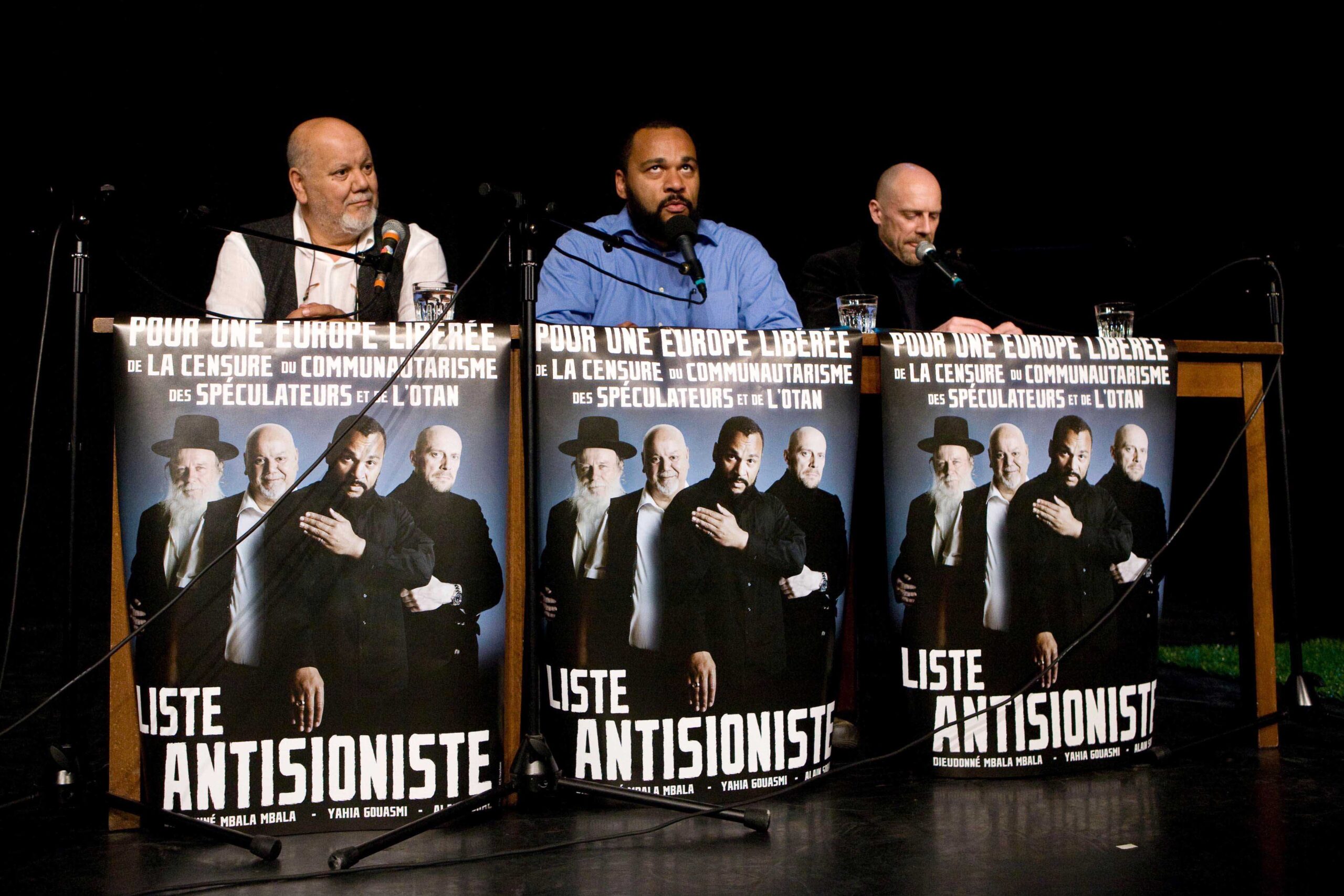 Yahia Gouasmi, Dieudonné et Alain Soral présentent leur projet de liste « antisioniste » pour les élections européennes du 7 juin 2009 au théâtre « La Main d'Or », à Paris, le 4 juin 2009.