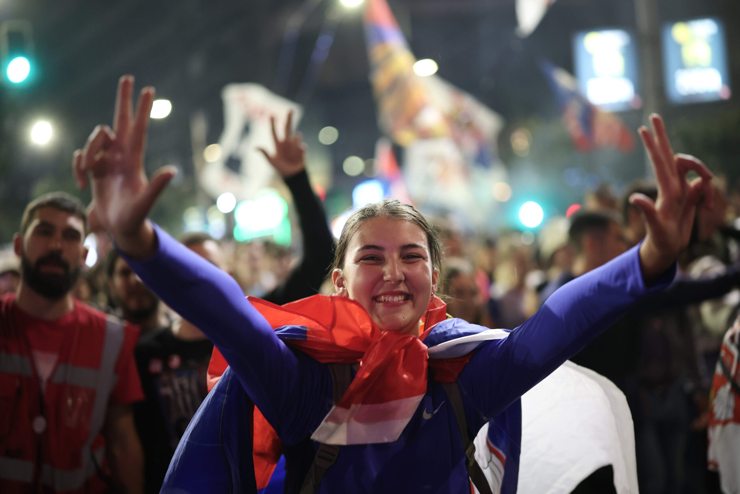 The number 3 formed with the fingers also echoes the Serbian three-fingers salute, which traditionally refers to the Holy Trinity in Orthodox Christianity and is a symbol of Serbian national identity. © Armin Durgut/AP/SIPA